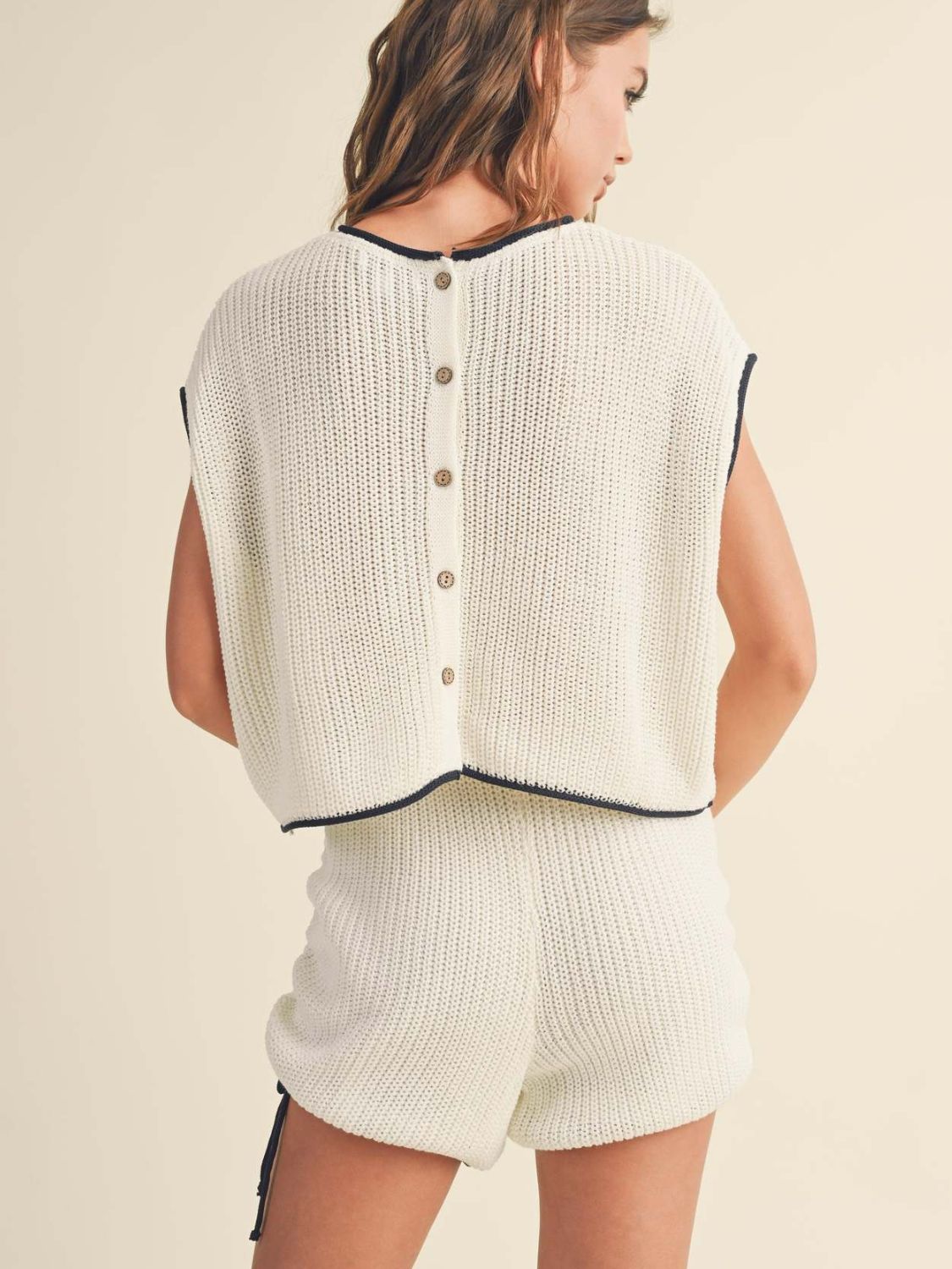 Conjunto de suéter y pantalones cortos con cuello redondo y ribete en contraste