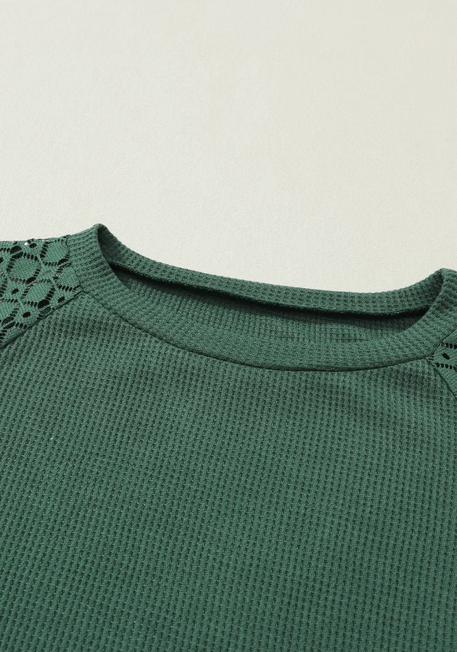 Blusa con cuello redondo, mangas farol y detalle de encaje