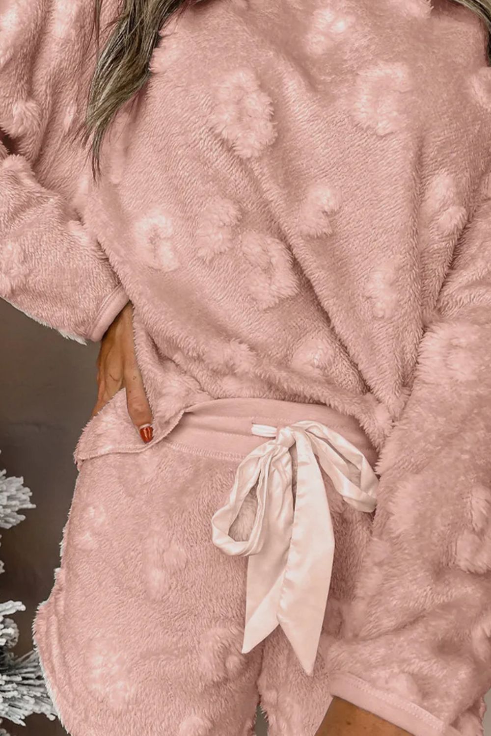 Conjunto de salón con camiseta de manga larga y pantalones cortos con cuello redondo