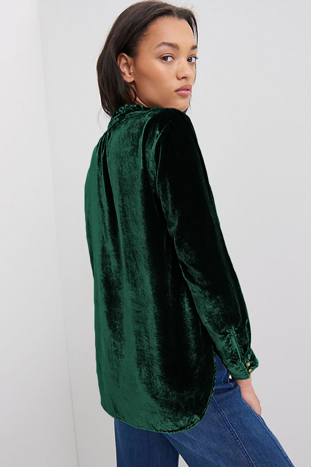 Blusa de manga larga con cuello alto, medio botón y volantes