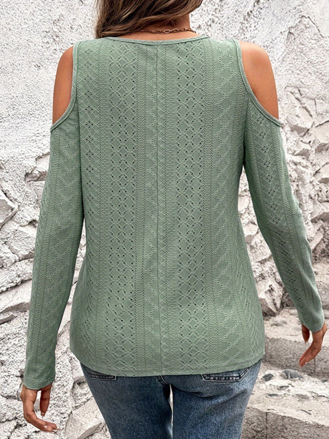Camiseta de cuello en V con hombros descubiertos y ojales de tamaño completo