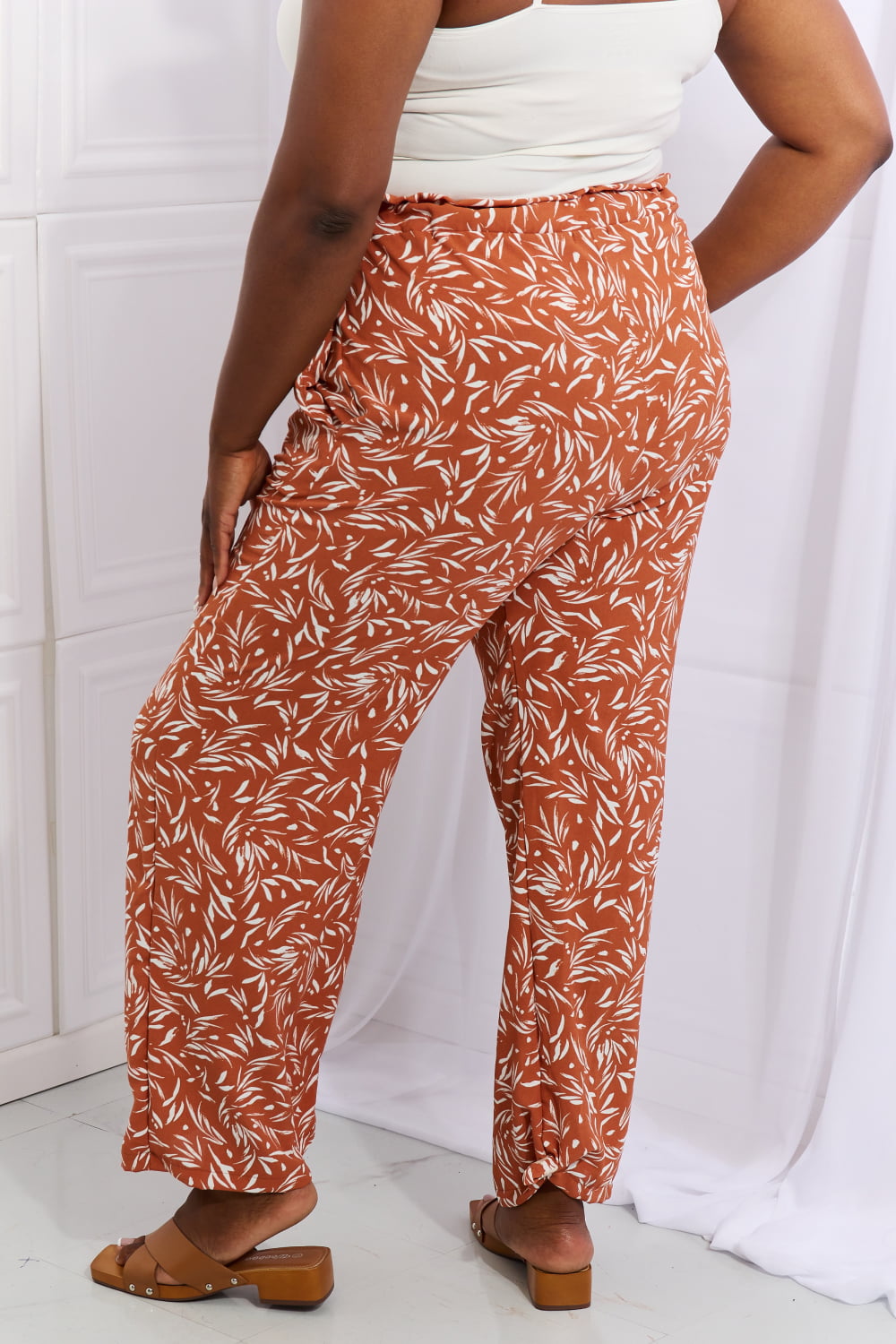 Pantalones con estampado geométrico de tamaño completo en ángulo recto de Heimish en rojo y naranja