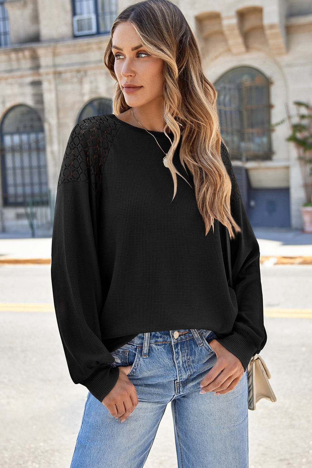 Blusa con cuello redondo, mangas farol y detalle de encaje