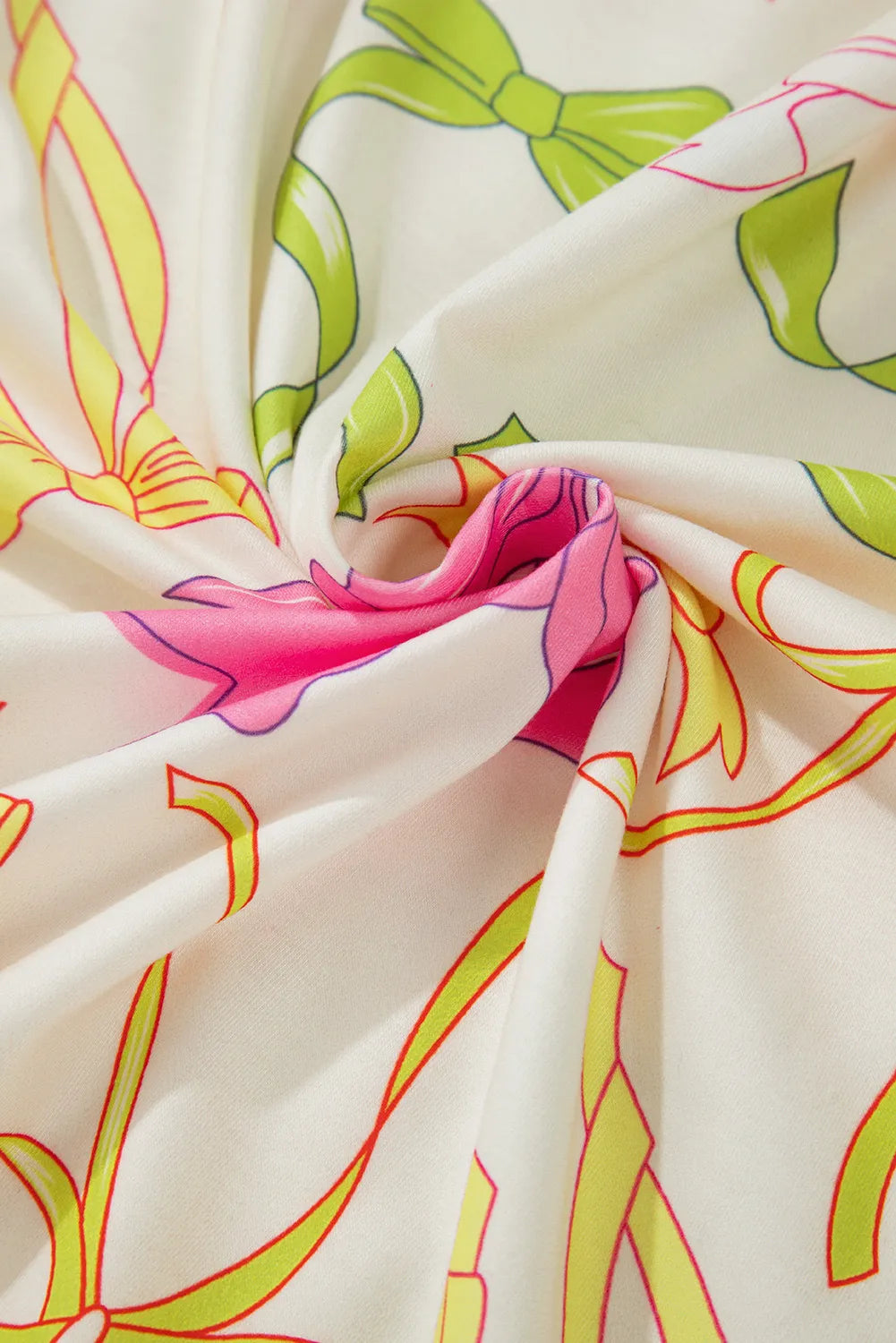 Conjunto de camiseta y pantalones cortos de manga larga con cuello redondo y estampado