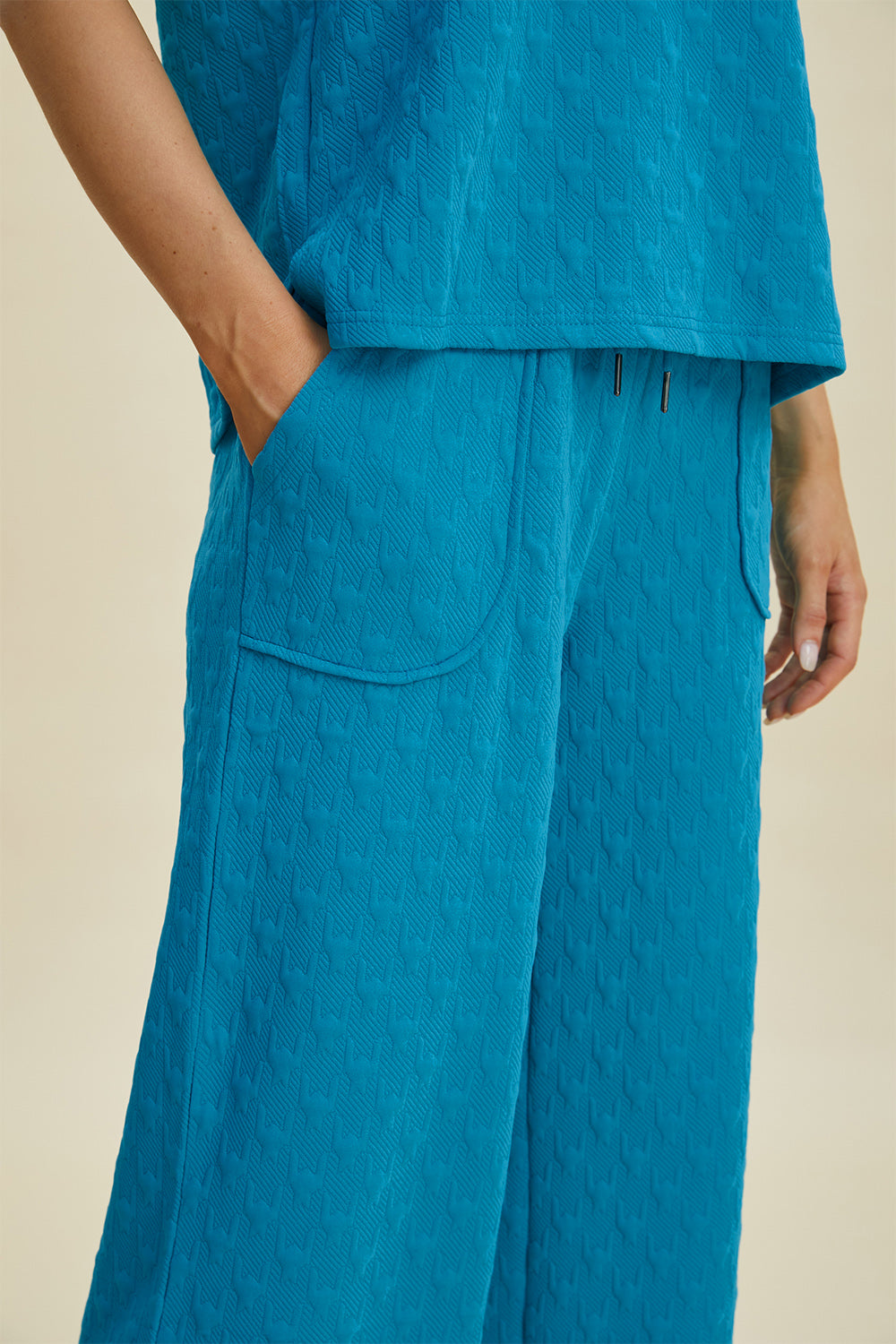 Conjunto de sudadera con capucha y pantalones con bolsillos de manga corta con cordón y textura de tamaño completo de Double Take