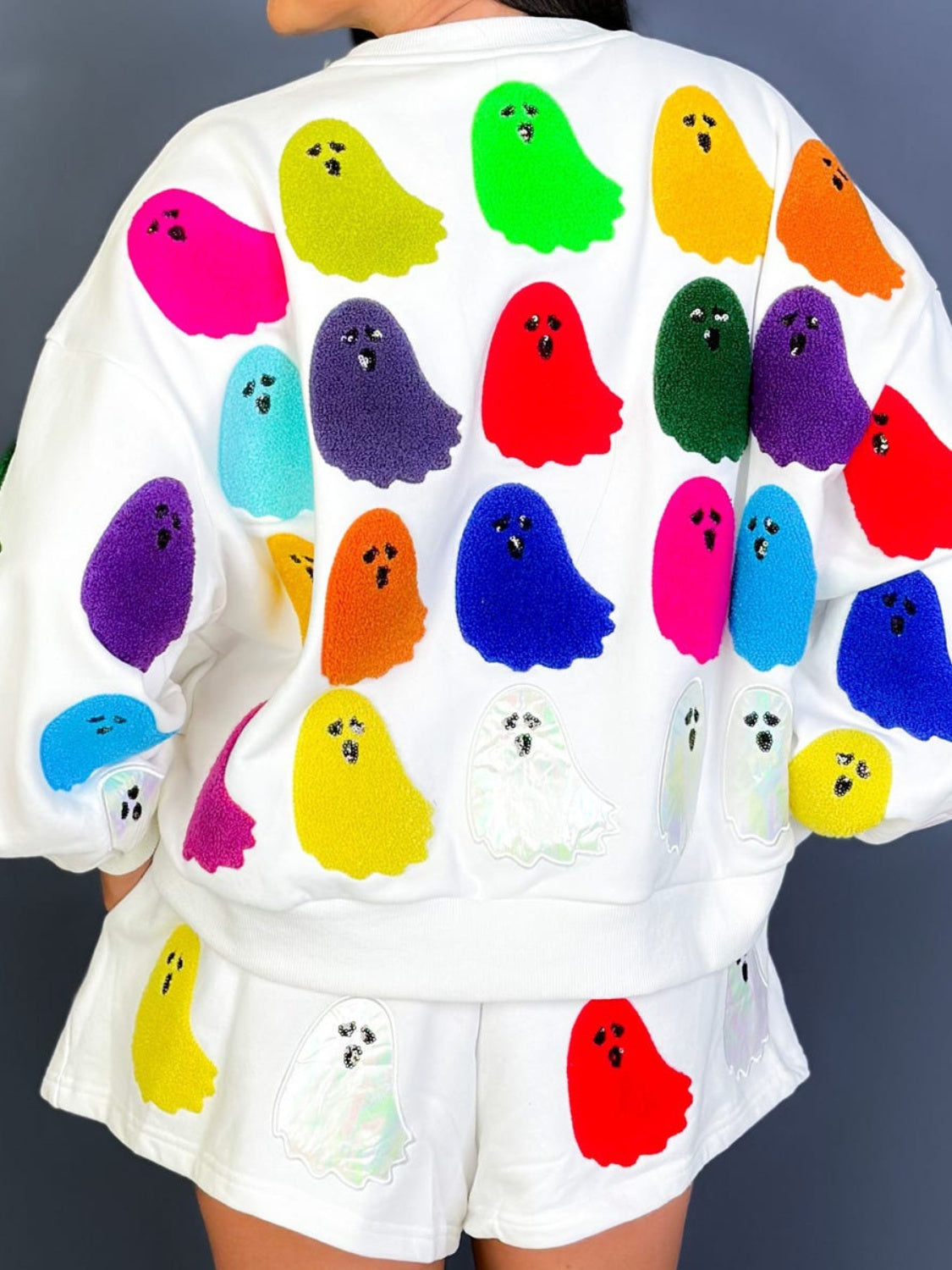 Conjunto de camiseta y pantalones cortos de manga larga con cuello redondo y estampado de fantasmas