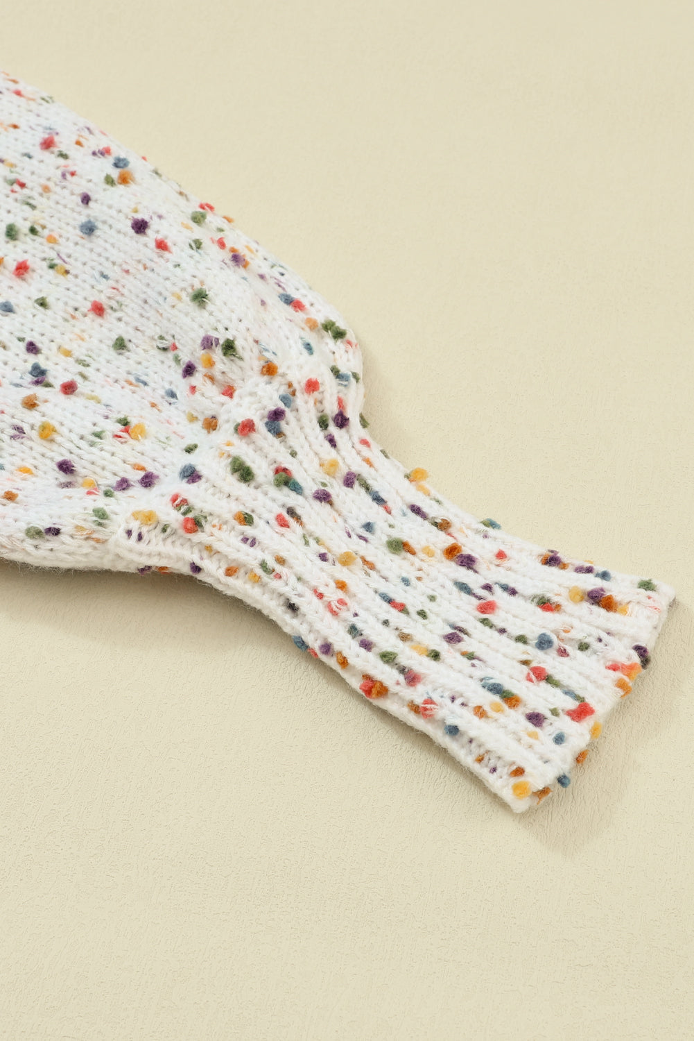 Suéter de cuello redondo y manga larga con confeti