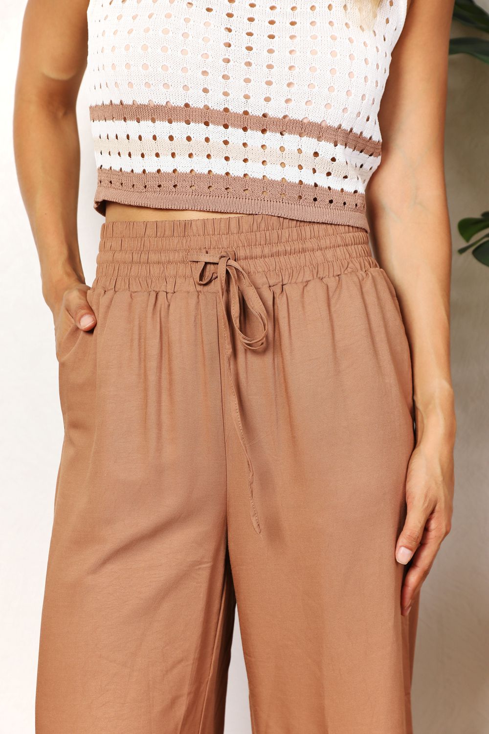 Pantalones anchos con cintura fruncida y cordón ajustable de Double Take