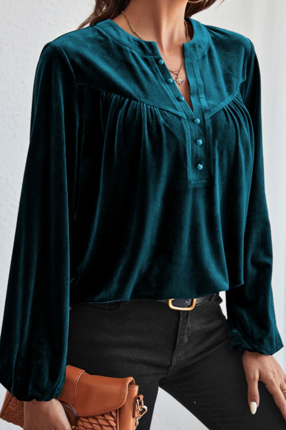 Blusa de terciopelo de manga larga con muescas