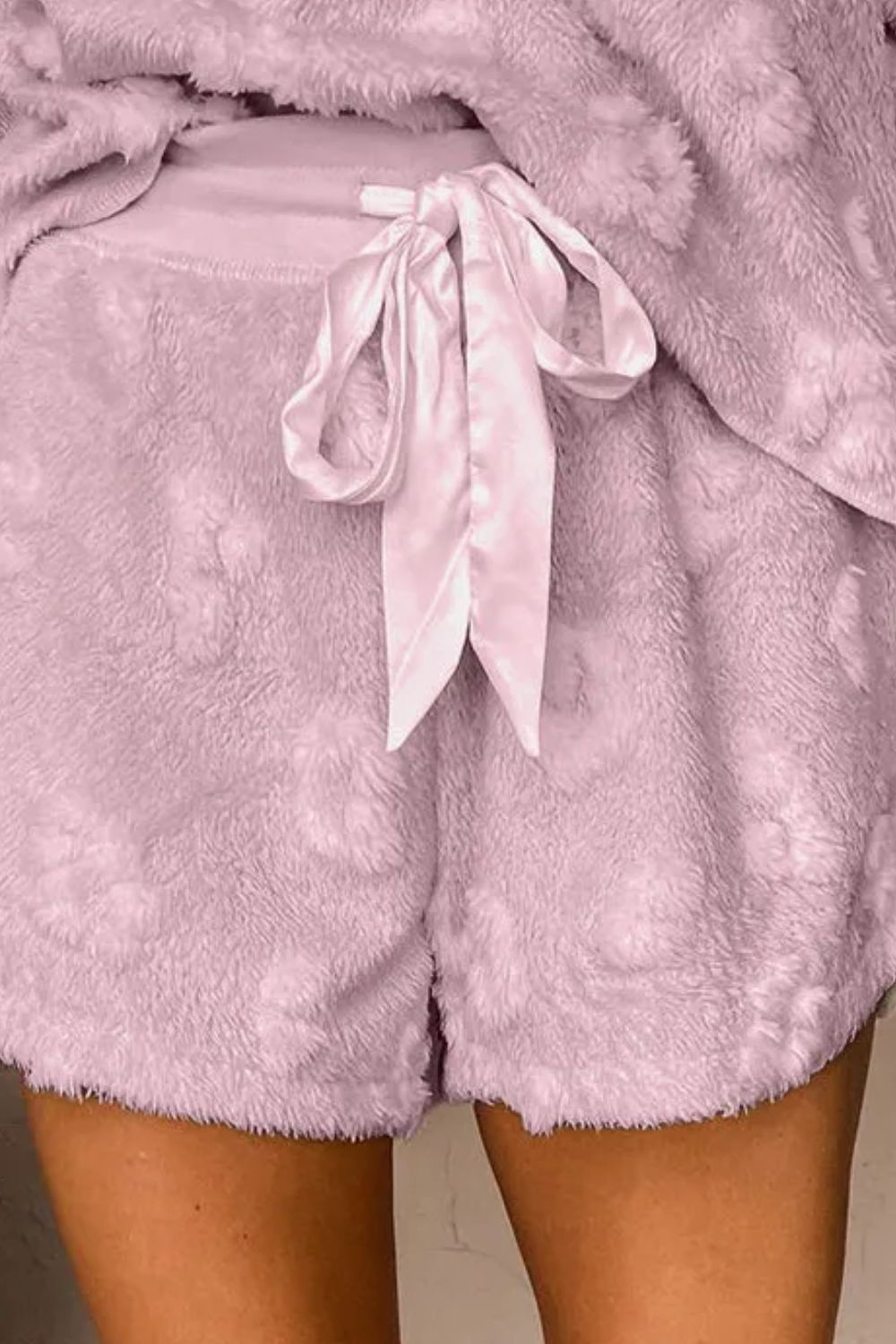 Conjunto de salón con camiseta de manga larga y pantalones cortos con cuello redondo