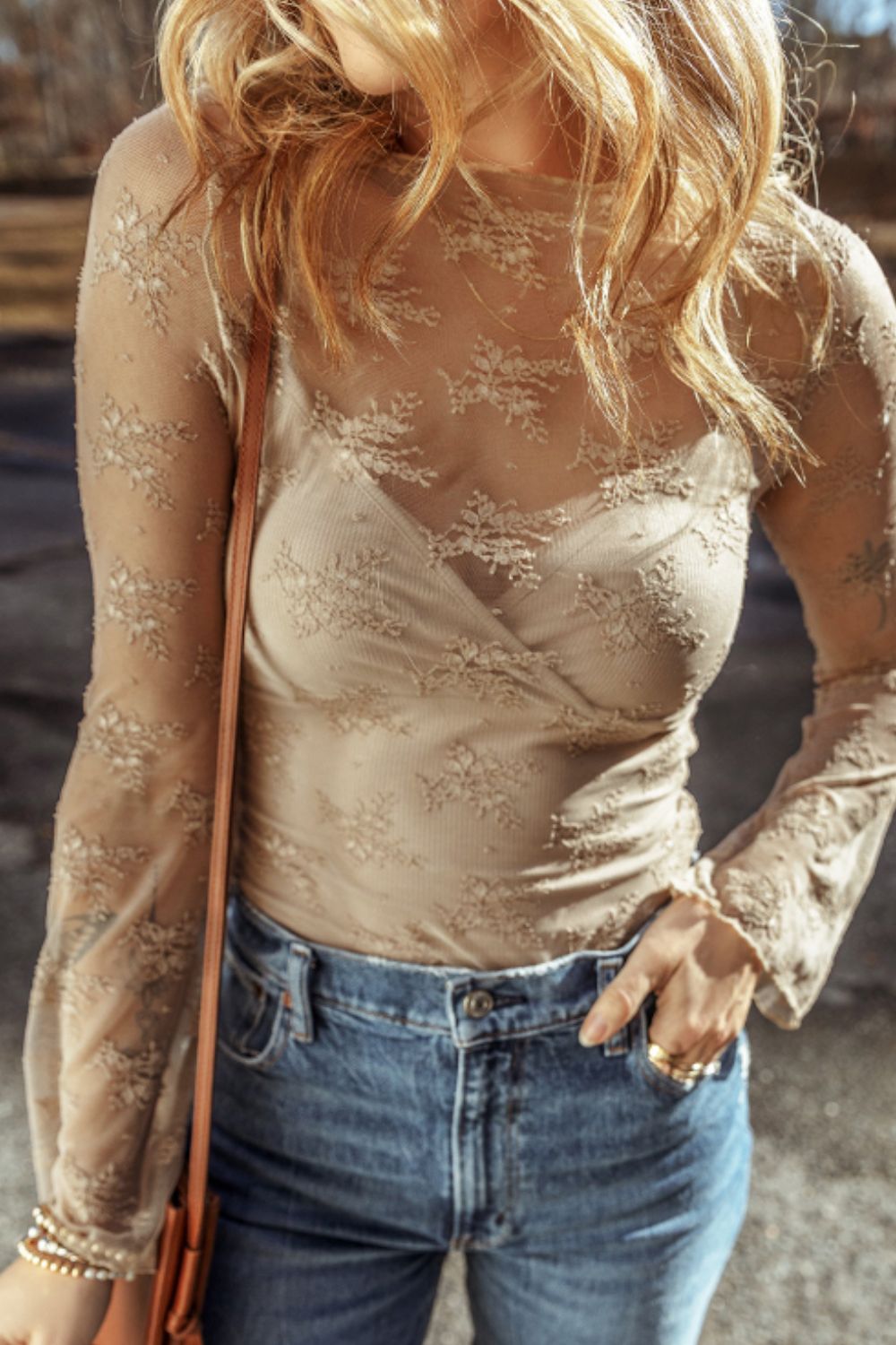 Conjunto de camisola cruzada y manga larga de encaje