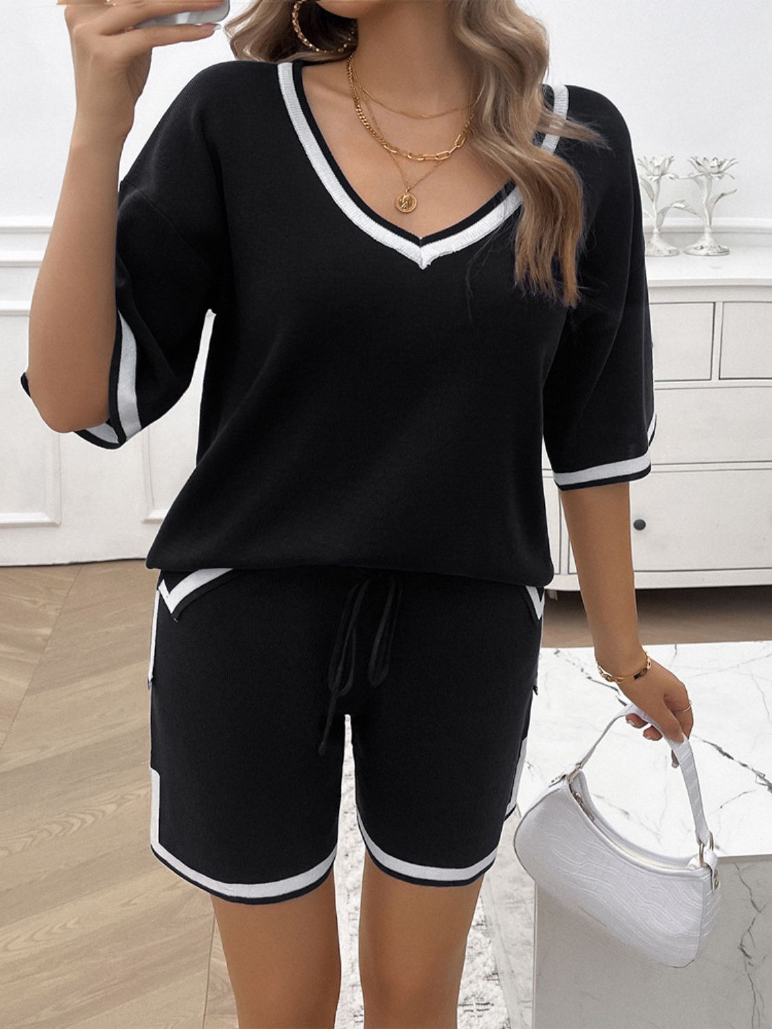 Conjunto de top y pantalones cortos con escote en V y ribete en contraste Devine