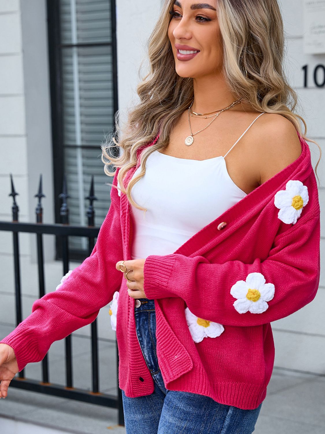 Cárdigan de flores y crochet con alas de ángel y botones