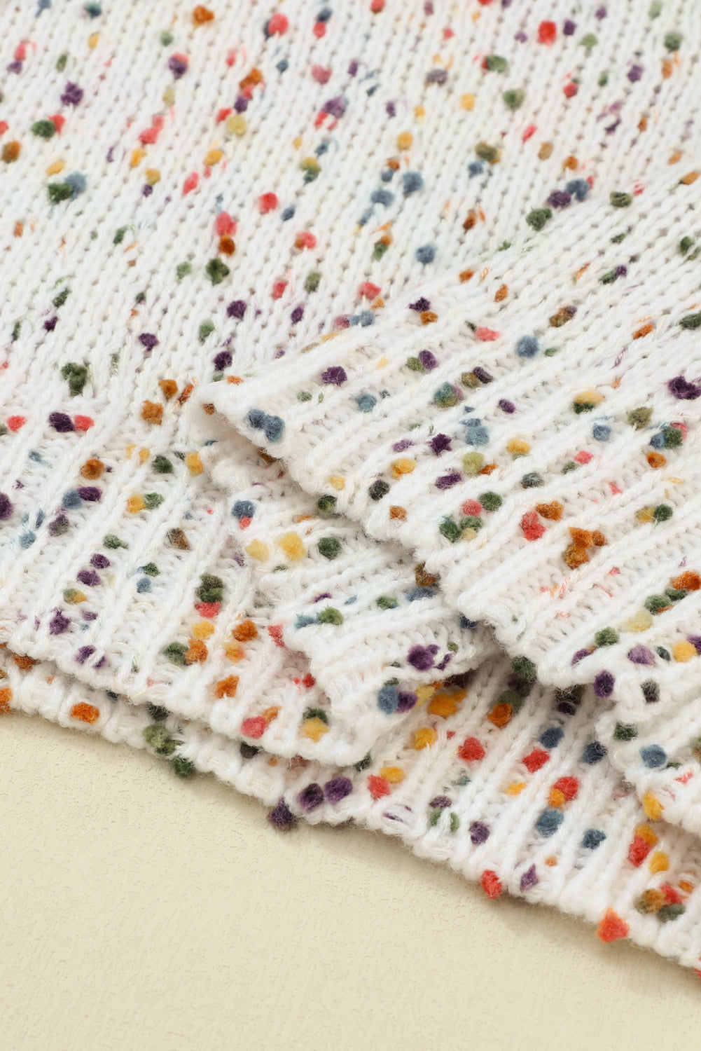 Suéter de cuello redondo y manga larga con confeti