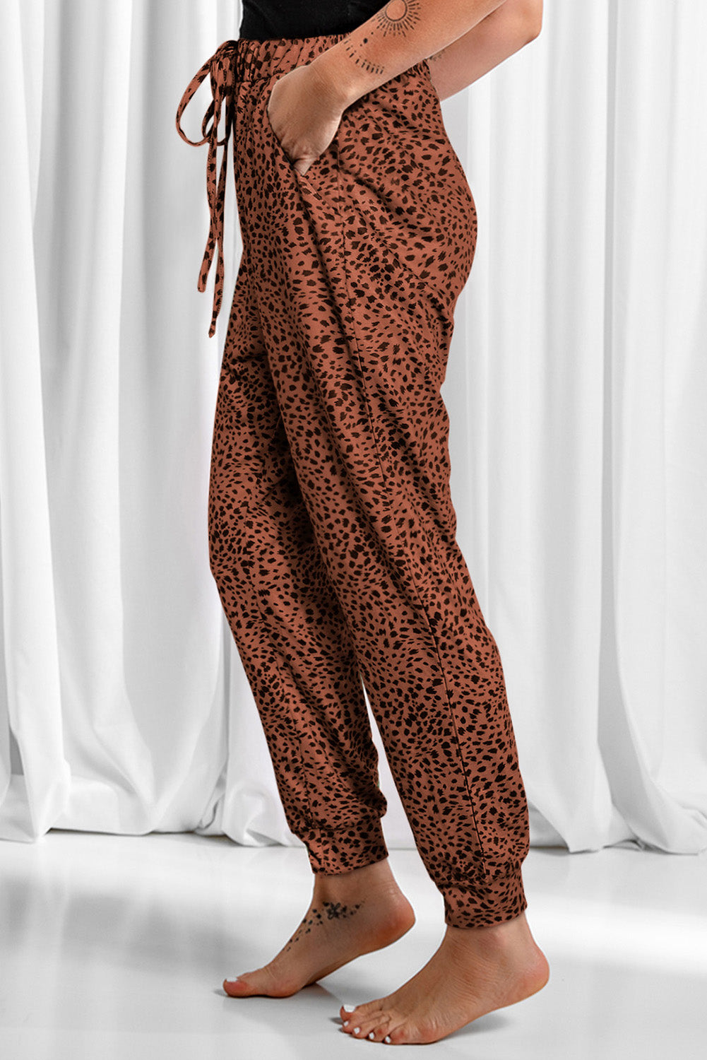 Pantalones con bolsillos y cordón de leopardo de tamaño completo