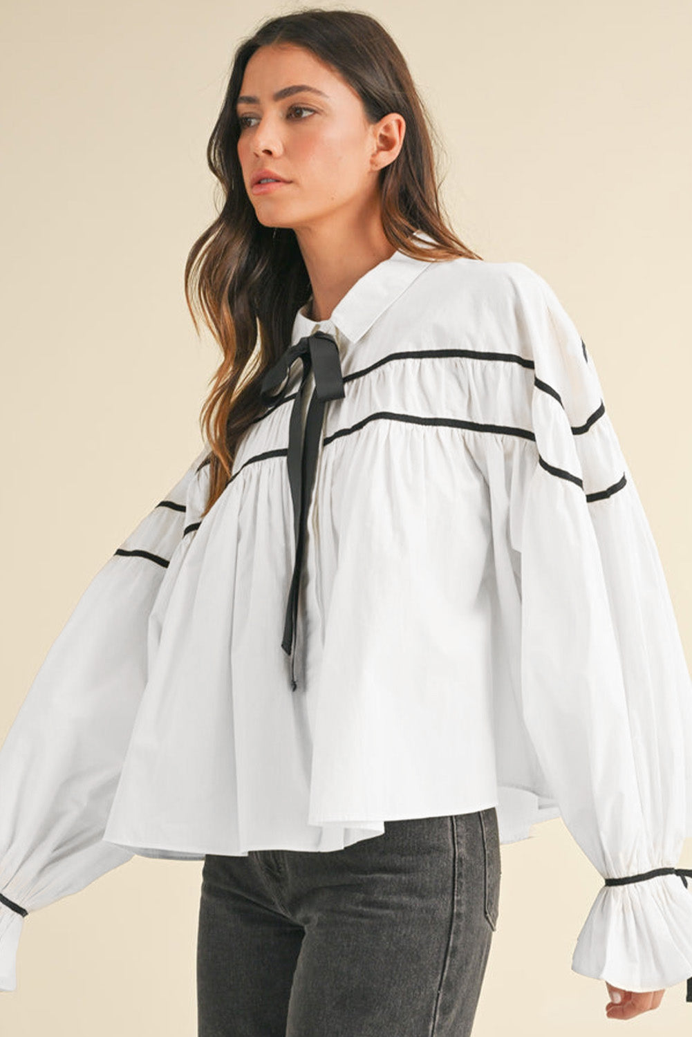 Camisa con cuello, mangas con volantes y lazo de cinta