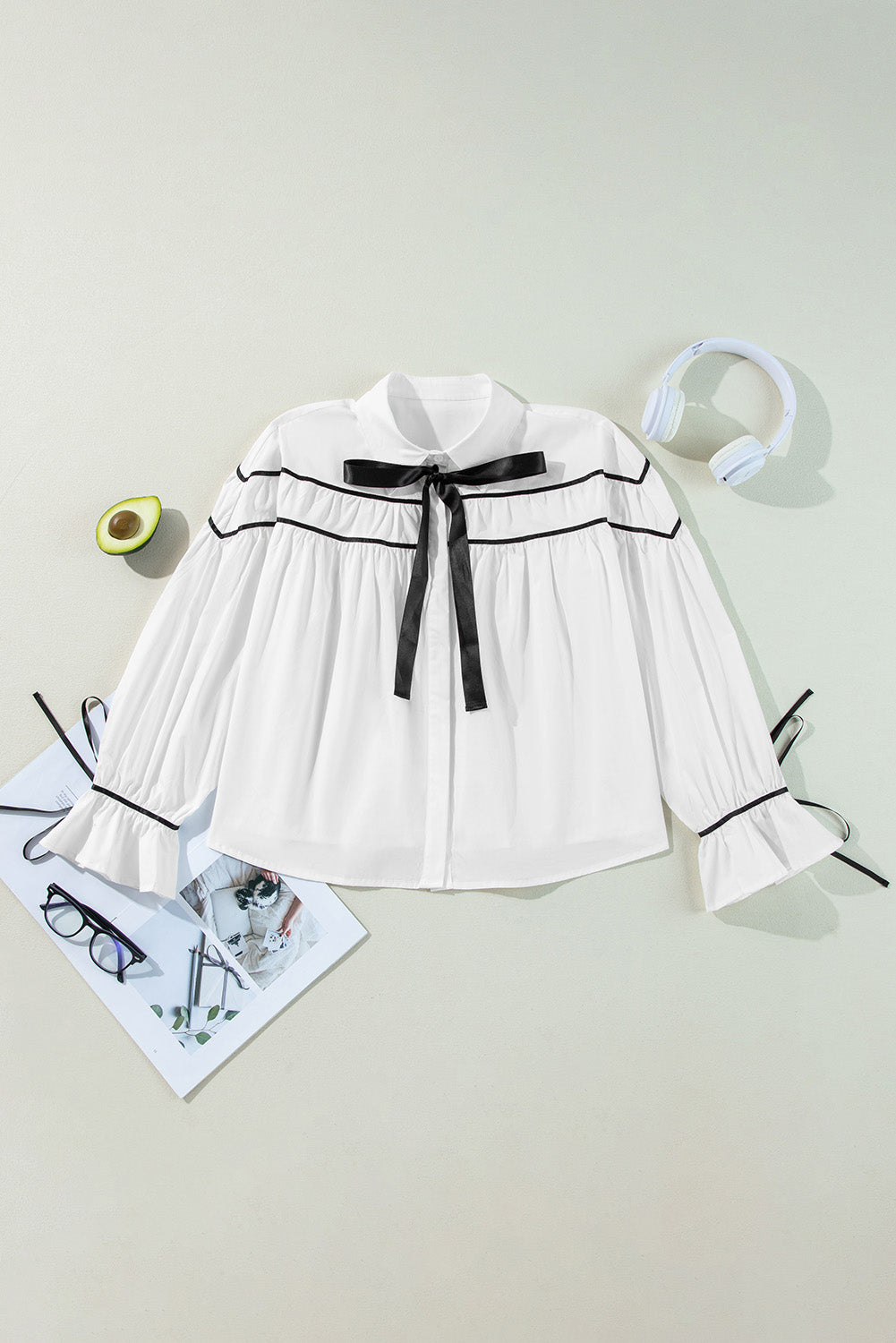 Camisa con cuello, mangas con volantes y lazo de cinta
