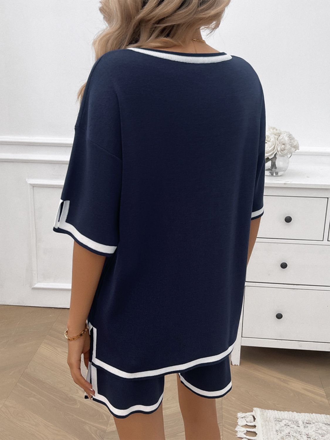 Conjunto de top y pantalones cortos con escote en V y ribete en contraste Devine
