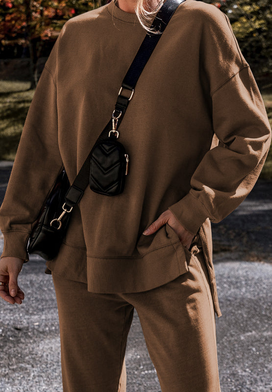 Conjunto de pantalón y top de manga larga con cuello redondo y abertura lateral