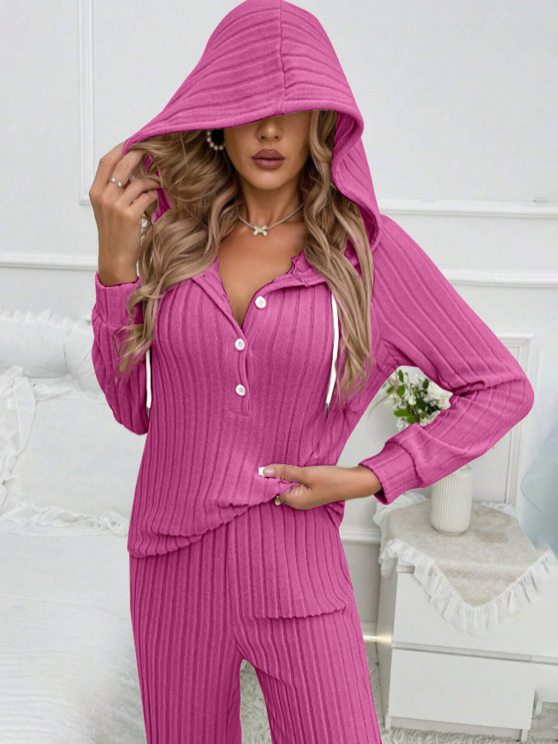 Conjunto de pantalón acanalado y sudadera con capucha y medio botón con cordón