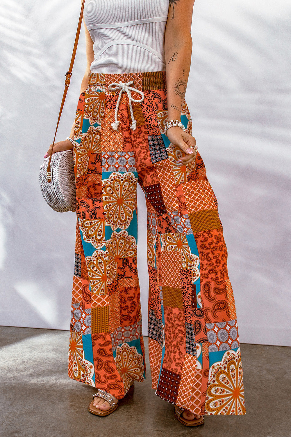 Pantalones anchos con cordón y diseño de patchwork bohemio