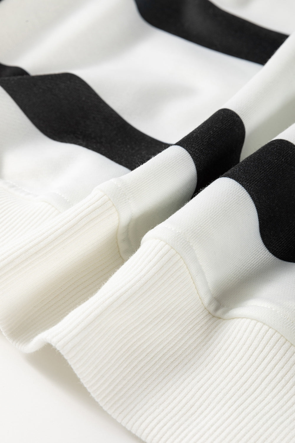 Conjunto de pantalón y top de manga larga con cuello redondo a rayas