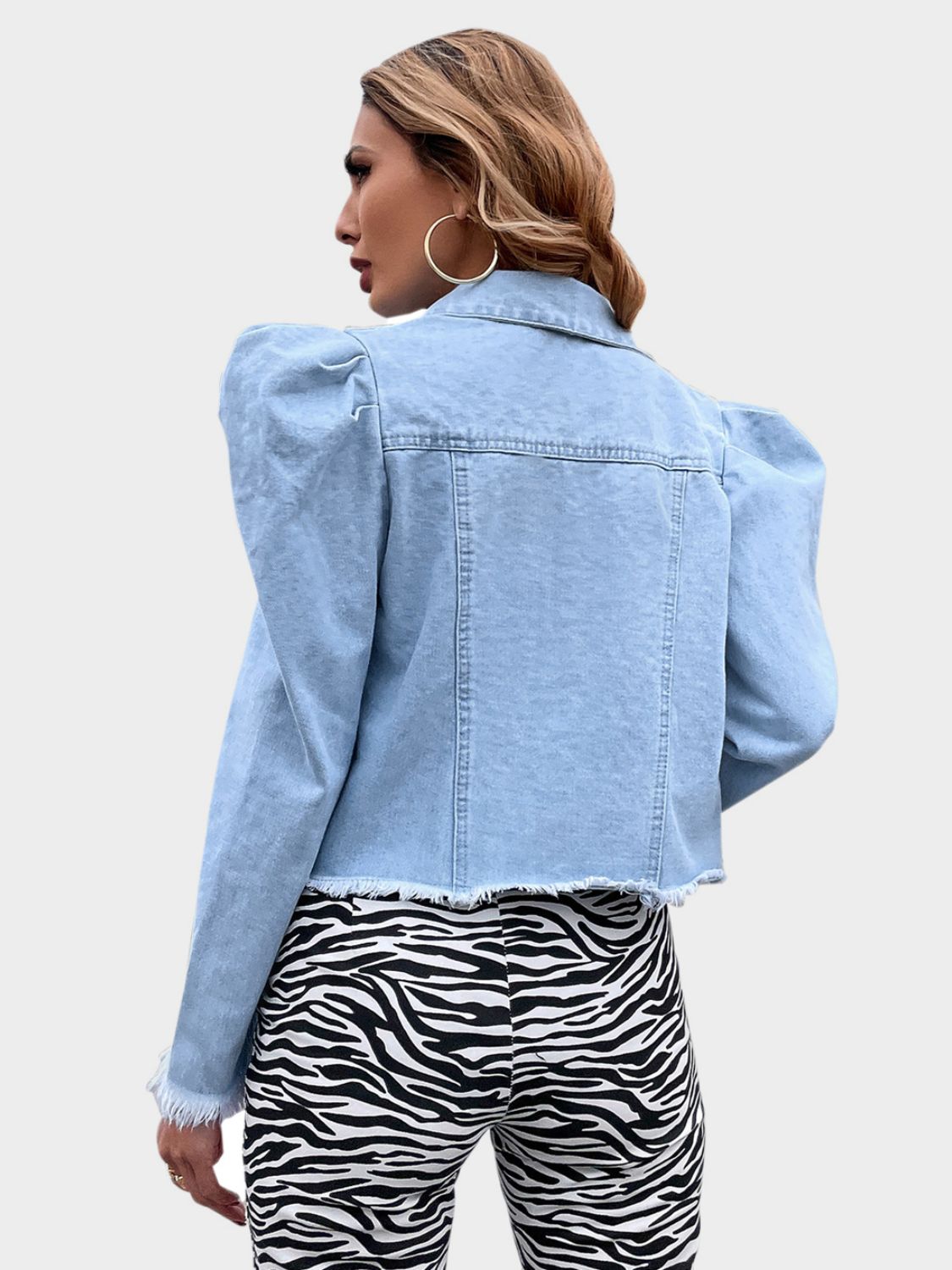 Blusa vaquera con cuello, mangas abullonadas y dobladillo sin rematar