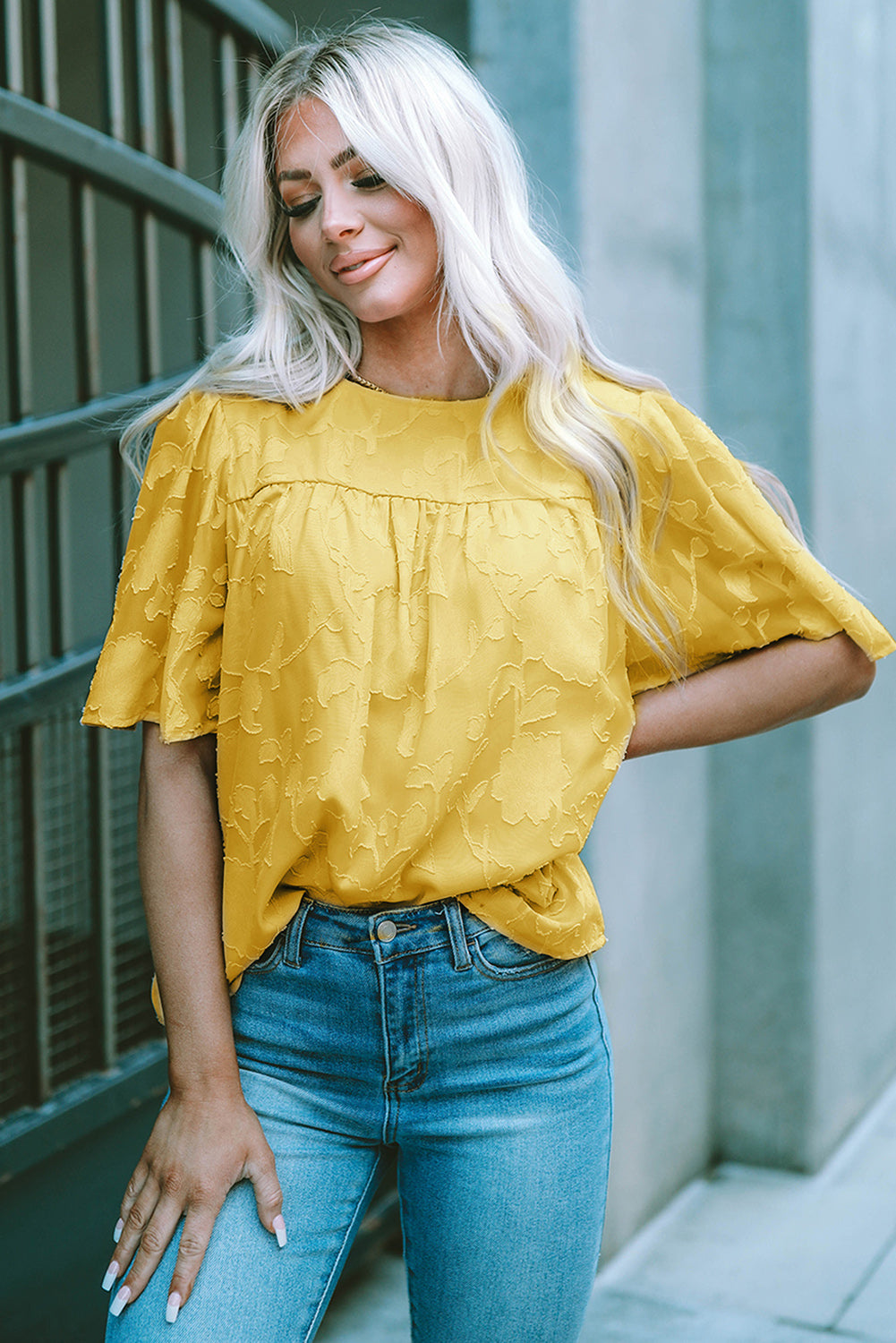 Blusa con cuello redondo y mangas abullonadas