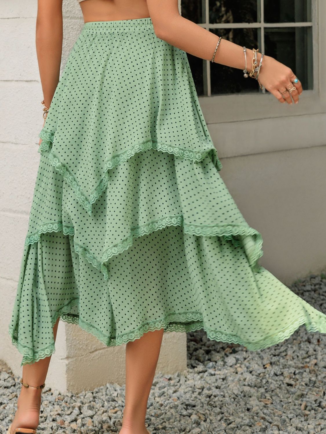 Falda estampada con capas y detalle de encaje