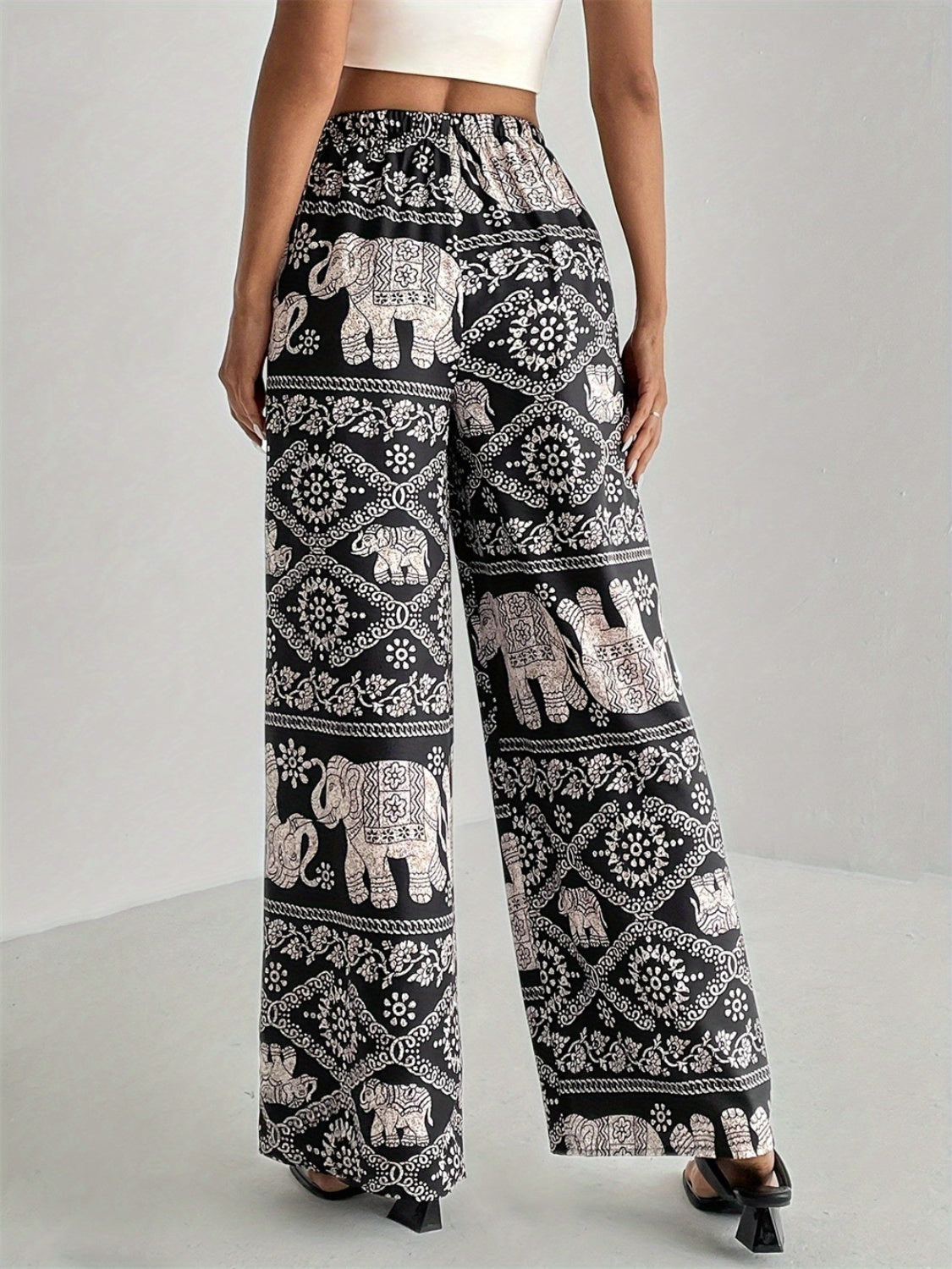 Pantalones anchos con cintura elástica y estampados