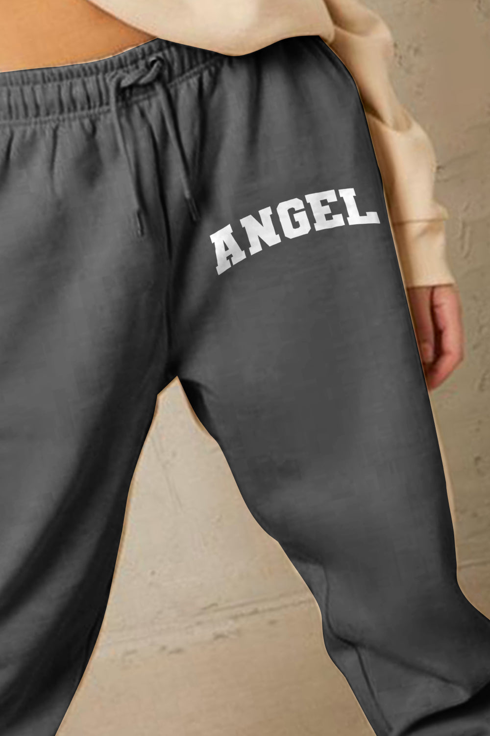 Pantalones deportivos largos con gráfico de ángel y cordón de tamaño completo Simply Love Simply Love