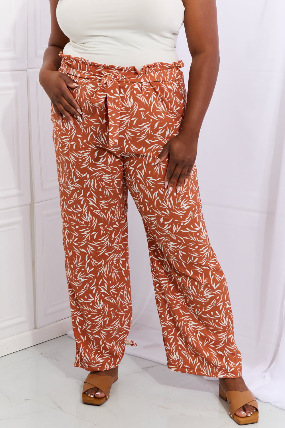 Pantalones con estampado geométrico de tamaño completo en ángulo recto de Heimish en rojo y naranja