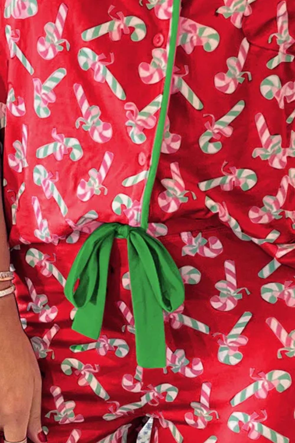 Conjunto de descanso con top y pantalones cortos con cuello de bastón de caramelo