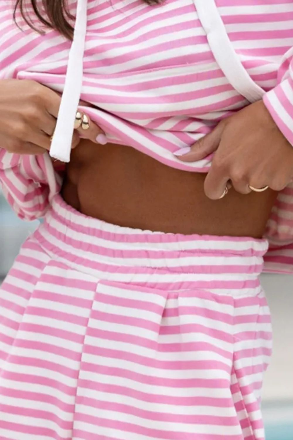Conjunto de sudadera con capucha y pantalones cortos a rayas con cordón