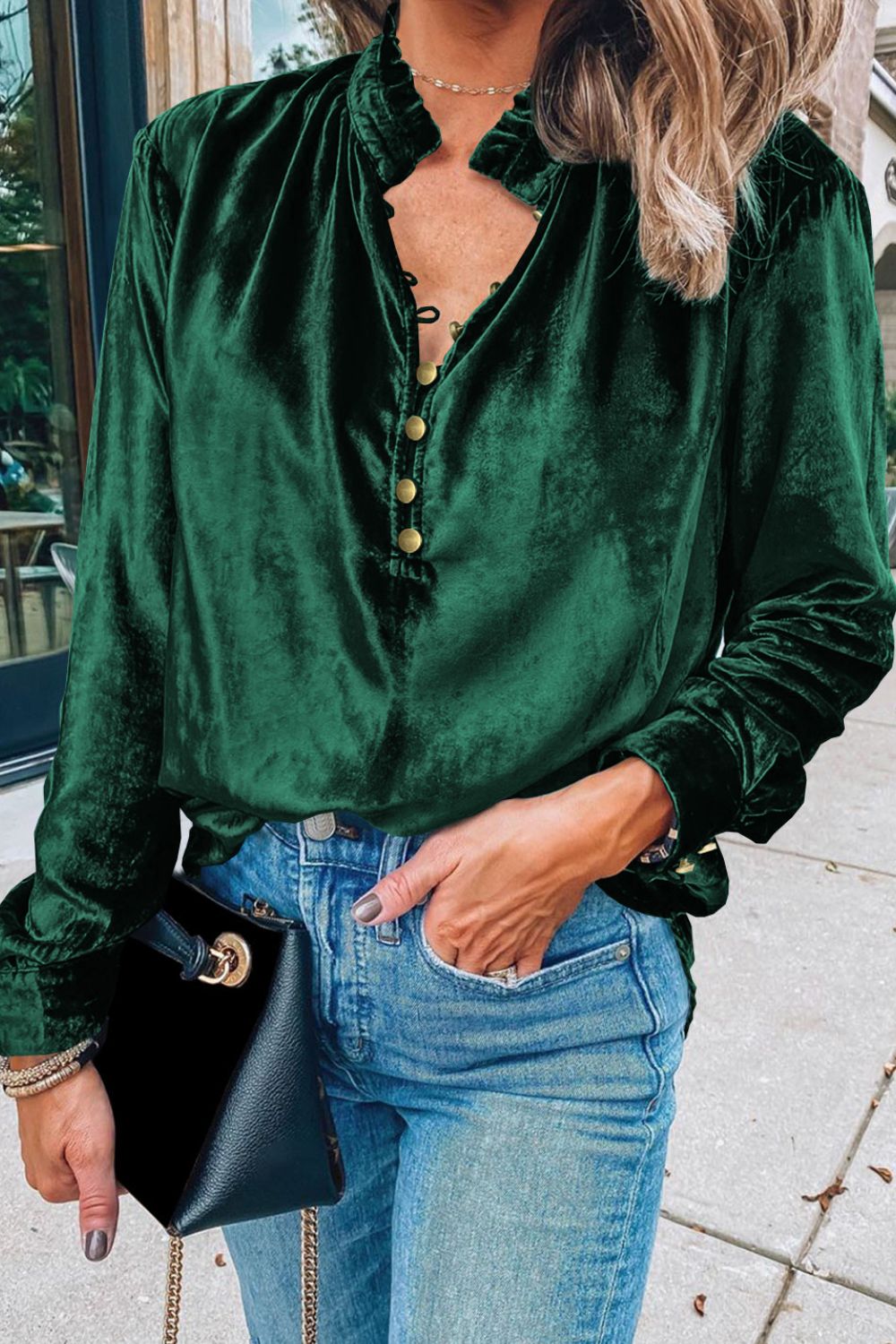 Blusa de manga larga con cuello alto, medio botón y volantes