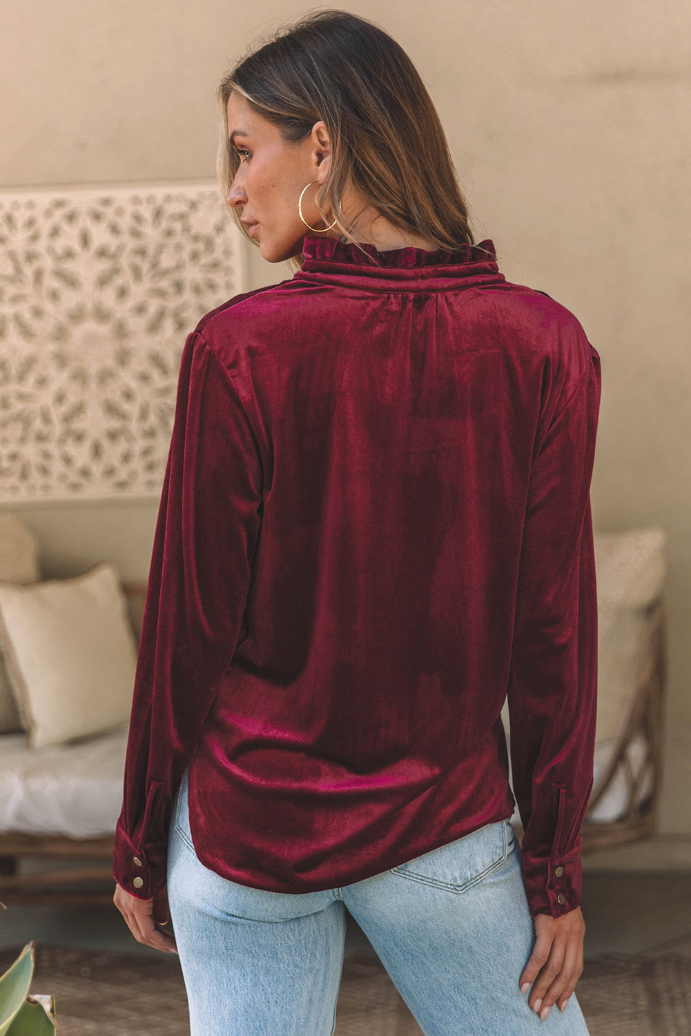 Blusa de manga larga con cuello alto, medio botón y volantes