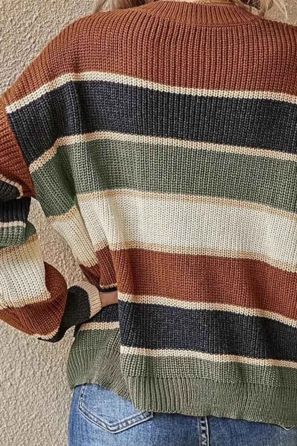 Suéter de manga larga con cuello redondo y rayas en contraste