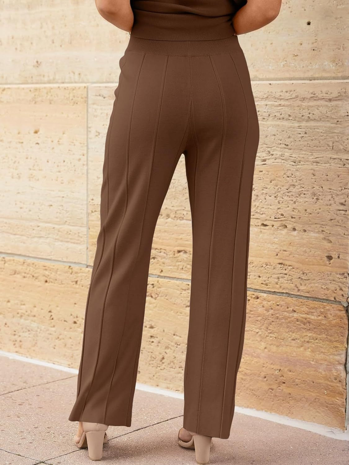 Conjunto de pantalón y top de punto con mangas cortas y cuello redondo