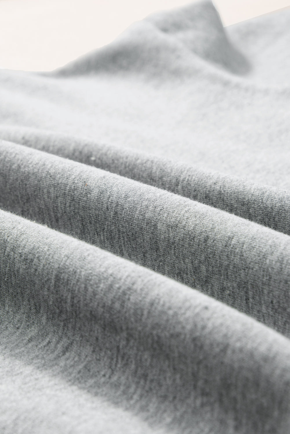 Conjunto deportivo de pantalón y top con cuello redondo y rayas laterales