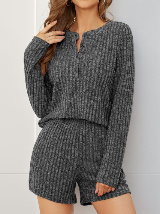 Conjunto de top y pantalones cortos de cuello redondo acanalados
