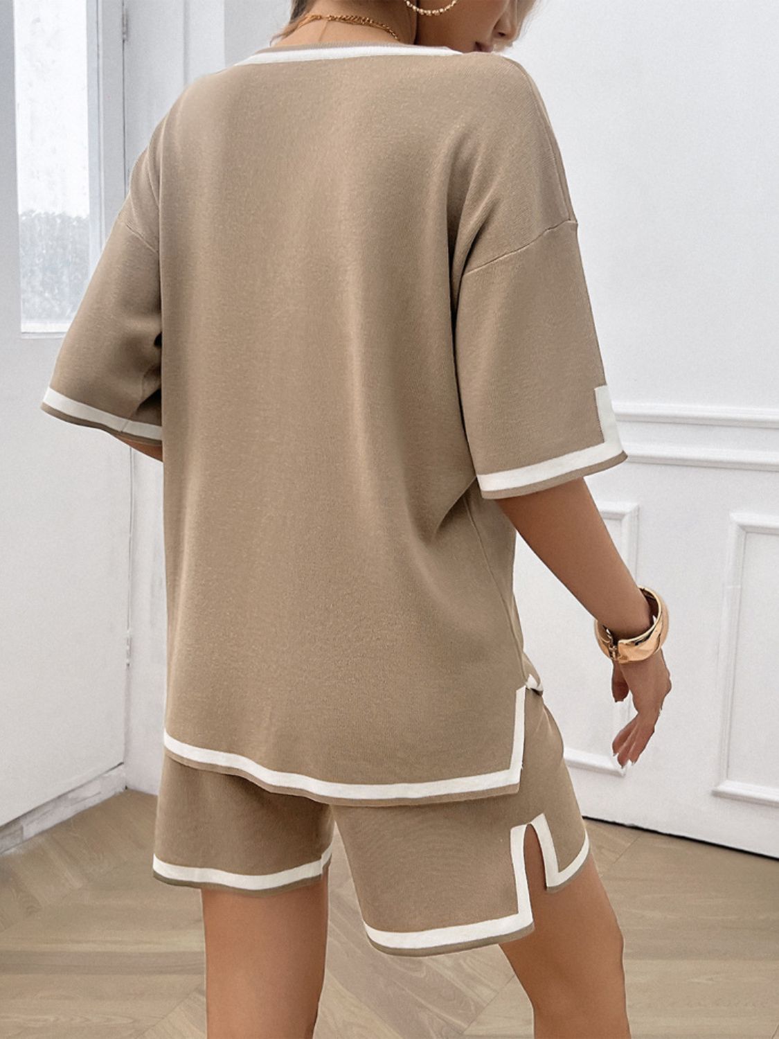 Conjunto de top y pantalones cortos con escote en V y ribete en contraste Devine