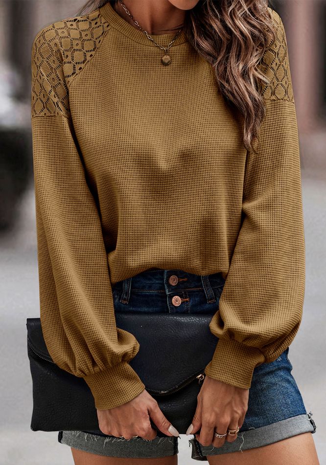 Blusa con cuello redondo, mangas farol y detalle de encaje