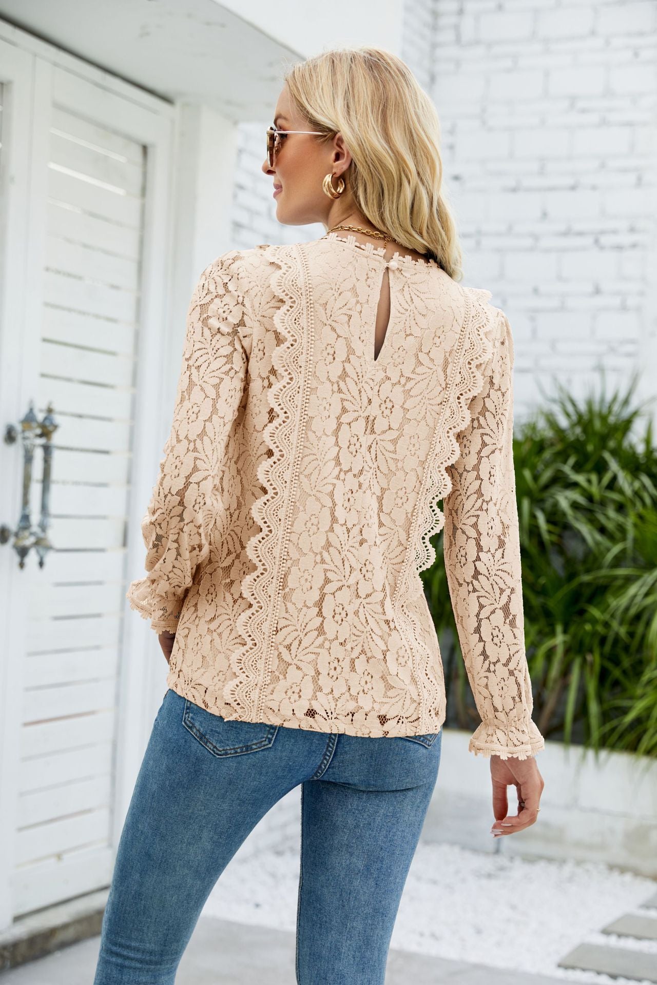 Blusa de encaje con mangas con volantes y escote en V