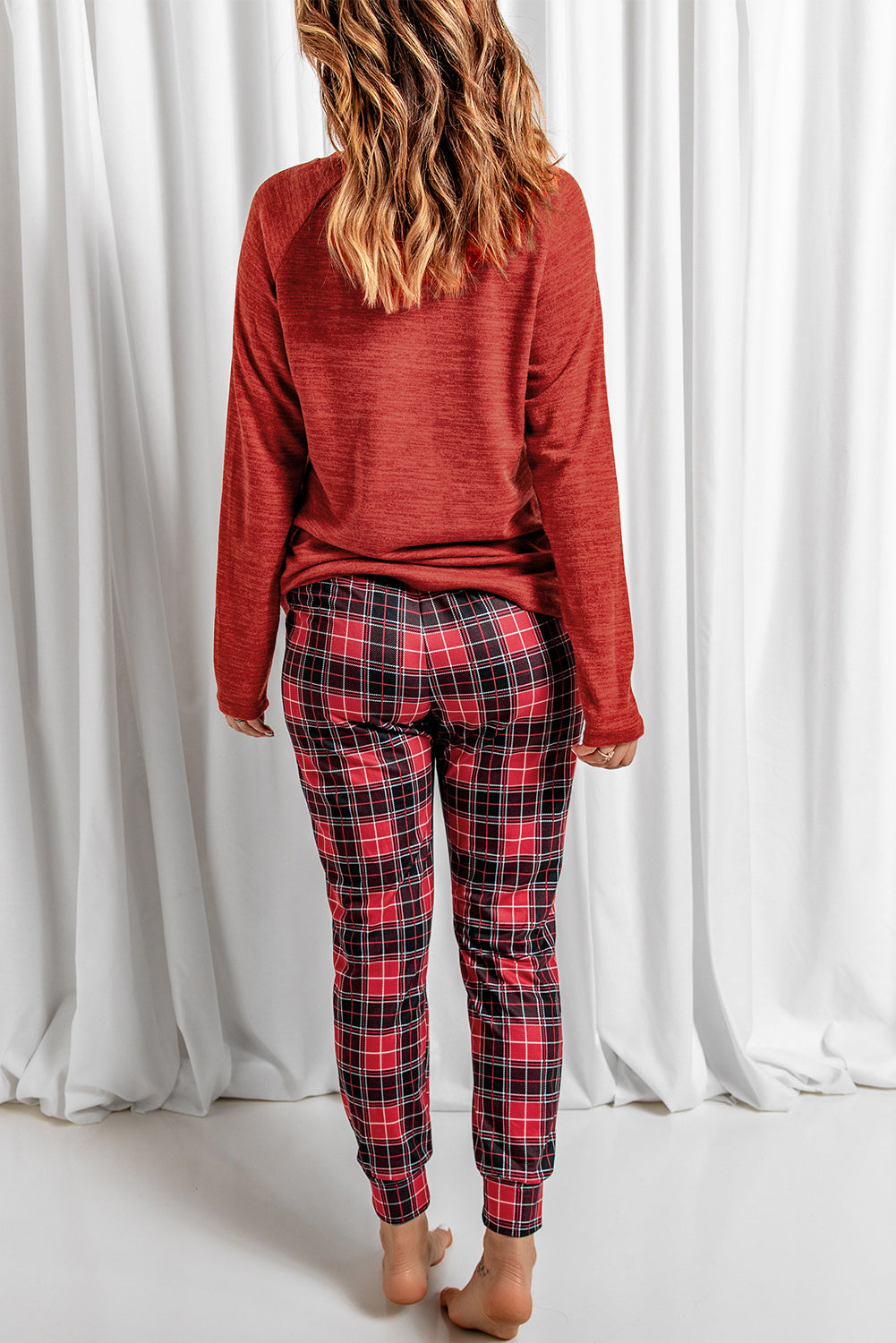 Conjunto de estar por casa con top de cuello redondo y pantalón a cuadros con cordón
