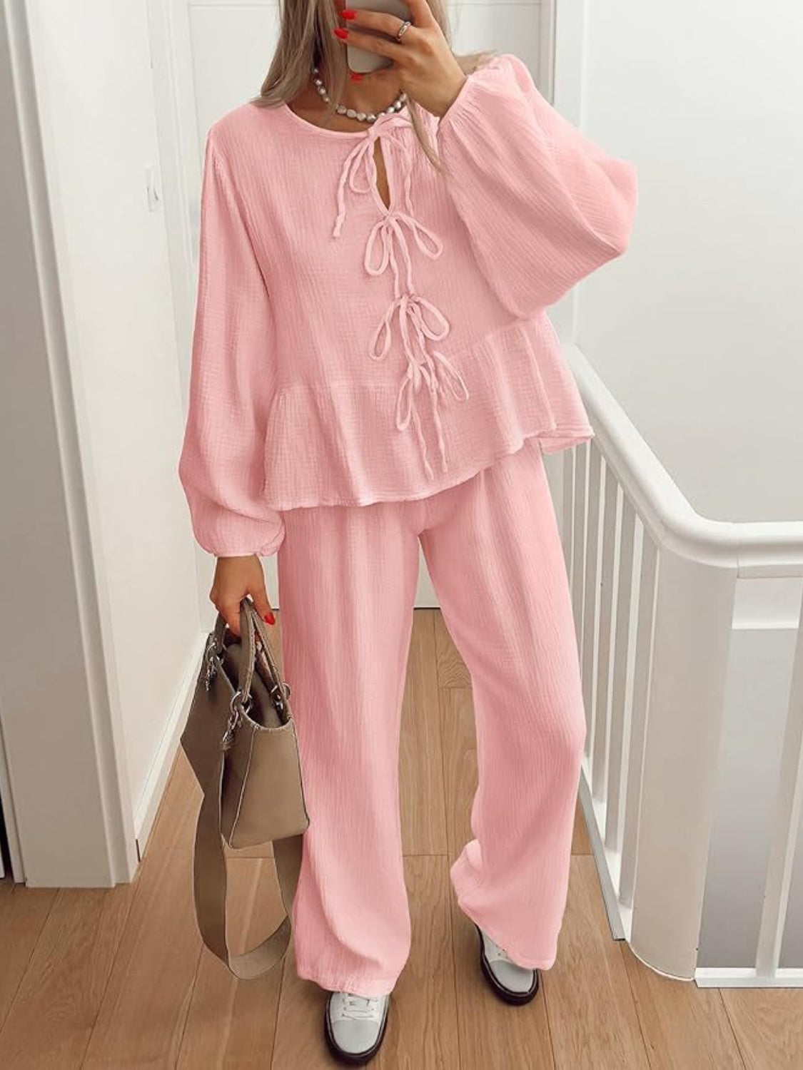 Conjunto de pantalón y top con mangas abullonadas y cuello anudado