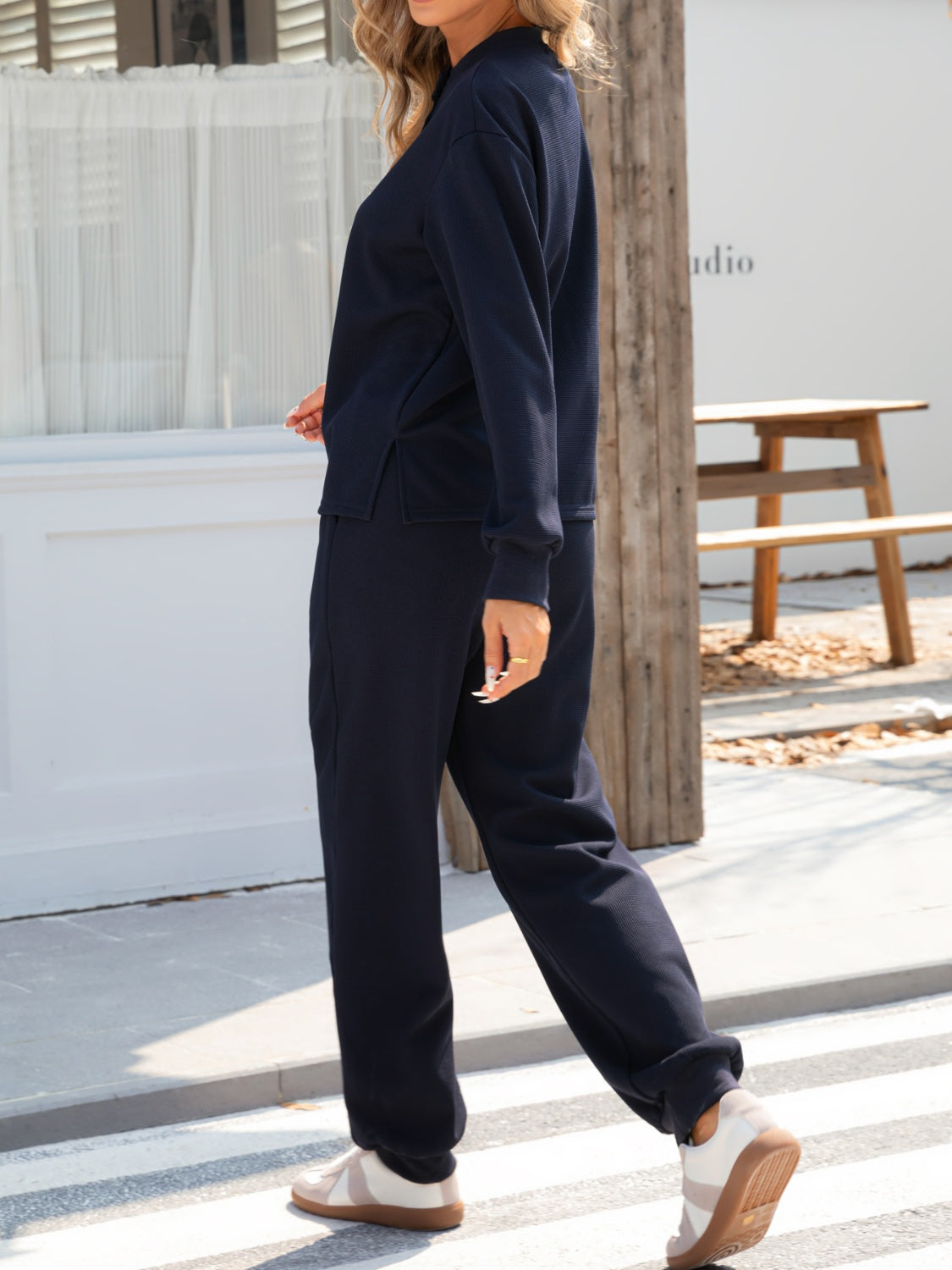 Conjunto de pantalón y blusa de manga larga con botones de un cuarto