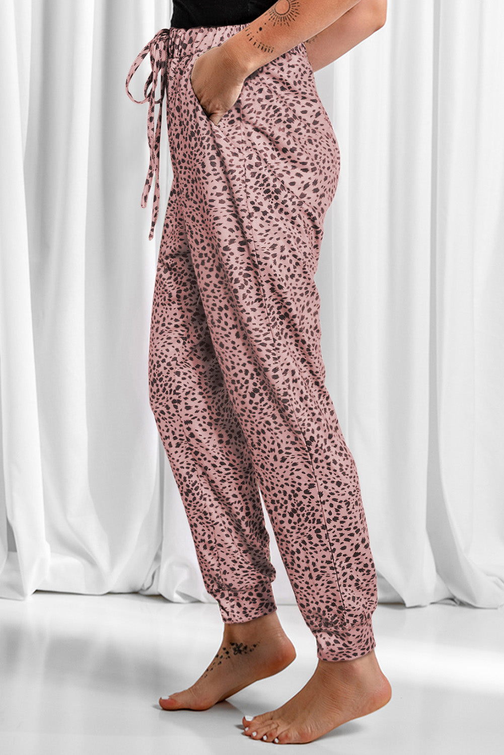 Pantalones con bolsillos y cordón de leopardo de tamaño completo