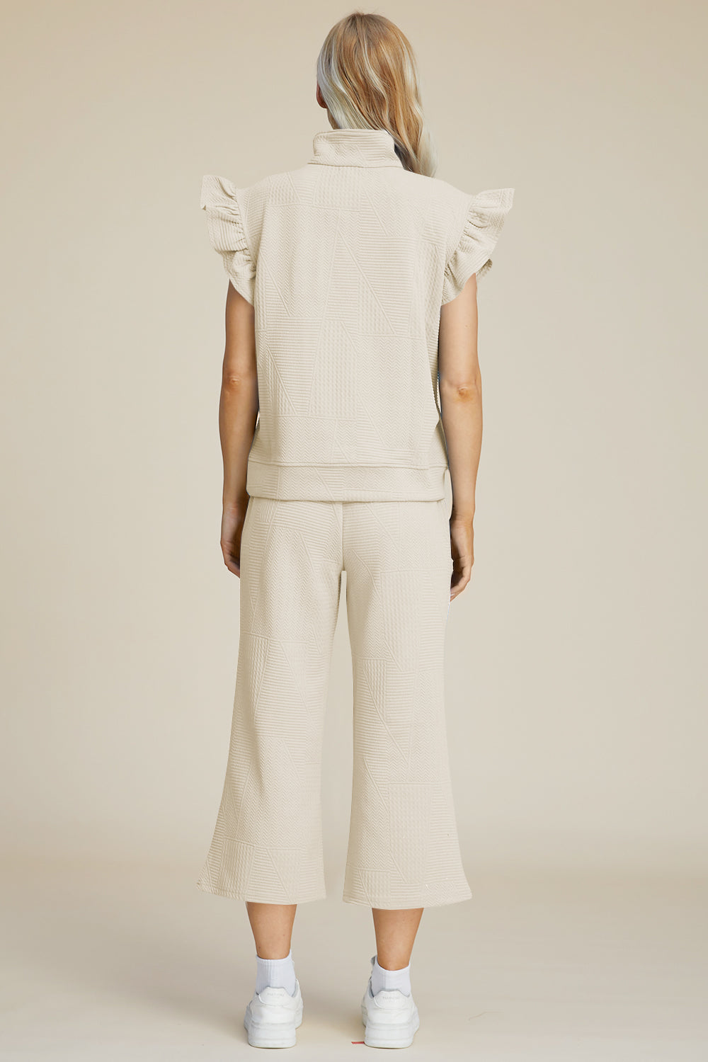 Conjunto de pantalón ancho y blusa de manga corta con volantes y textura de tamaño completo de Double Take