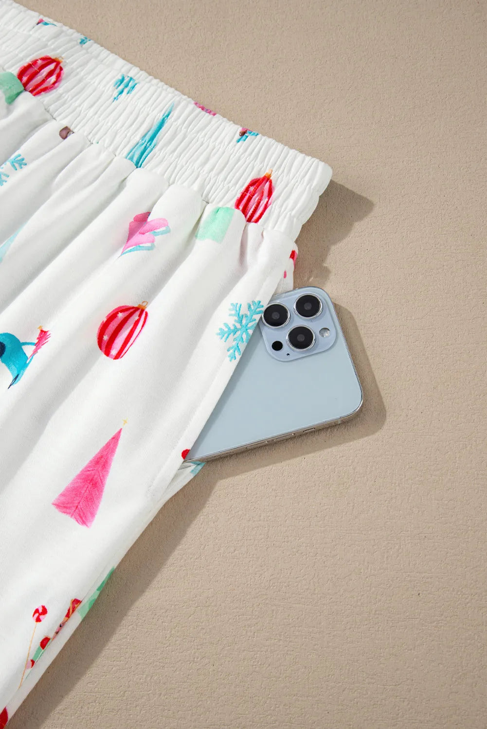 Conjunto de pantalón y blusa de manga larga con cuello estampado