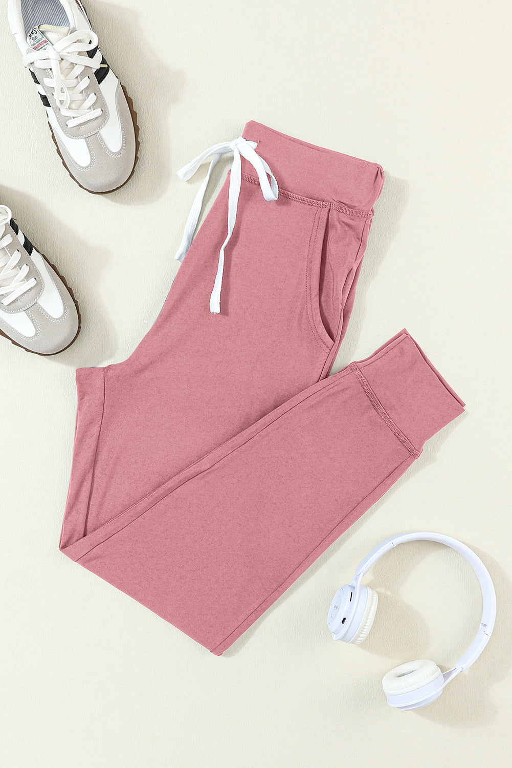 Pantalones deportivos con bolsillos y cordón